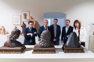 El presidente de la Diputación de Almería, José Antonio García Alcaina, junto a otros representantes institucionales, durante la presentación de la exposición dedicada a Luis Álvarez Duarte en el Murec.