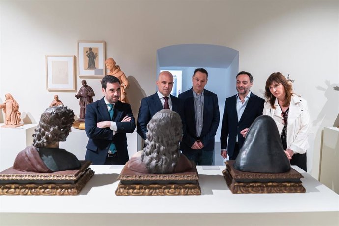 El presidente de la Diputación de Almería, José Antonio García Alcaina, junto a otros representantes institucionales, durante la presentación de la exposición dedicada a Luis Álvarez Duarte en el Murec.