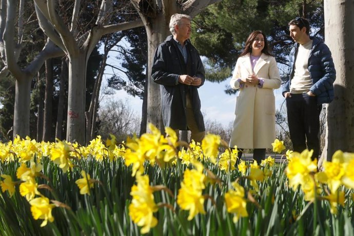 La consejera municipal de Medio Ambiente y Movilidad, Tatiana Gaudes, visia las plantaciones de tulipanes y narcisos en el Parque Grande.