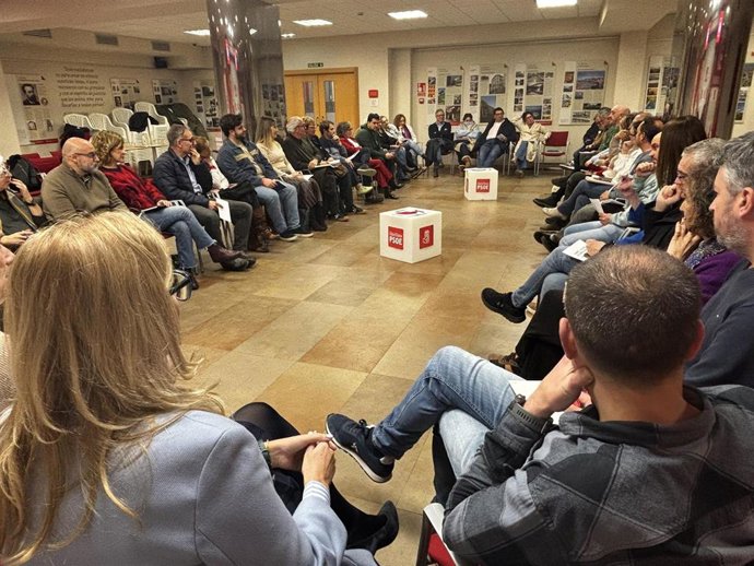 Primera reunión de la Ejecutiva local del PSOE gijonés, con Iván Álvarez Raja al fondo.