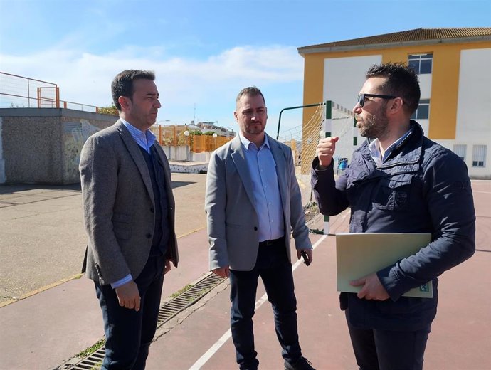Visita a una de los centros escolares de la provincia de Huelva afectado por los temporales.