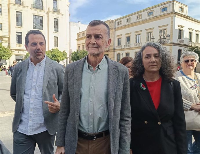 Antonio Maíllo (cento), junto a Rosa Rodríguez, en Córdoba.