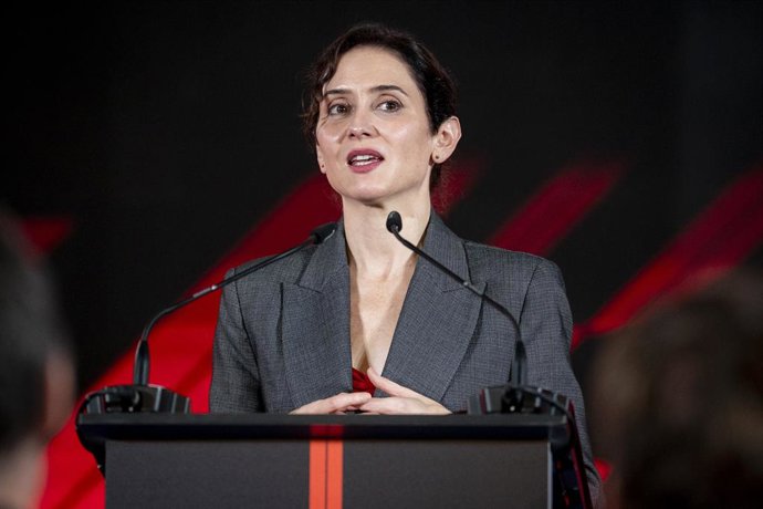 La presidenta de la Comunidad de Madrid, Isabel Díaz Ayuso, interviene durante el acto de presentación del trofeo al ganador del Gran Premio de España de Fórmula 1, a 26 de febrero de 2026, en Madrid (España). El Gran Premio de Fórmula 1 se celebrará en e