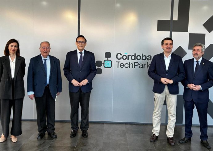 Gómez Villamandos (centro), junto al resto de autoridades, en la presentación de Córdoba TechPark.