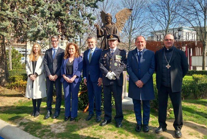 Una escultura de "bronce y alma" custodia el corazón de Logroño, en homenaje a la Policía Nacional y víctimas terrorismo