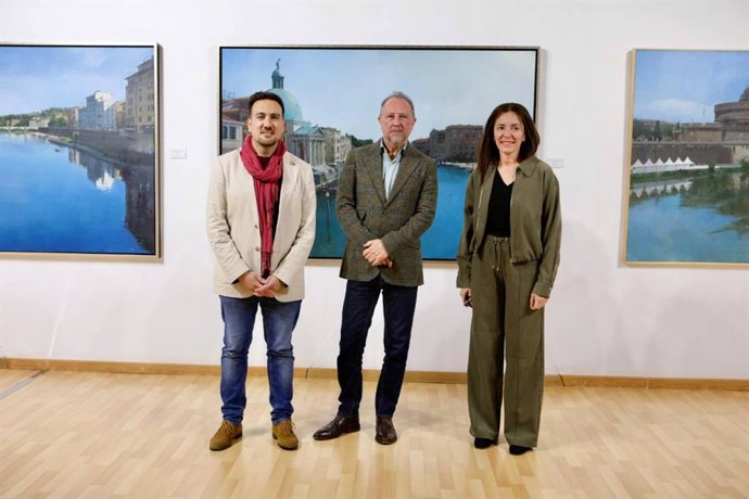 Christopher Rivas, Francisco Escalera y Ángeles Ballesteros, en la inauguración de la muestra 'Paisaje y Memoria' en el Museo de la Ciudad, en Alcalá de Guadaíra.