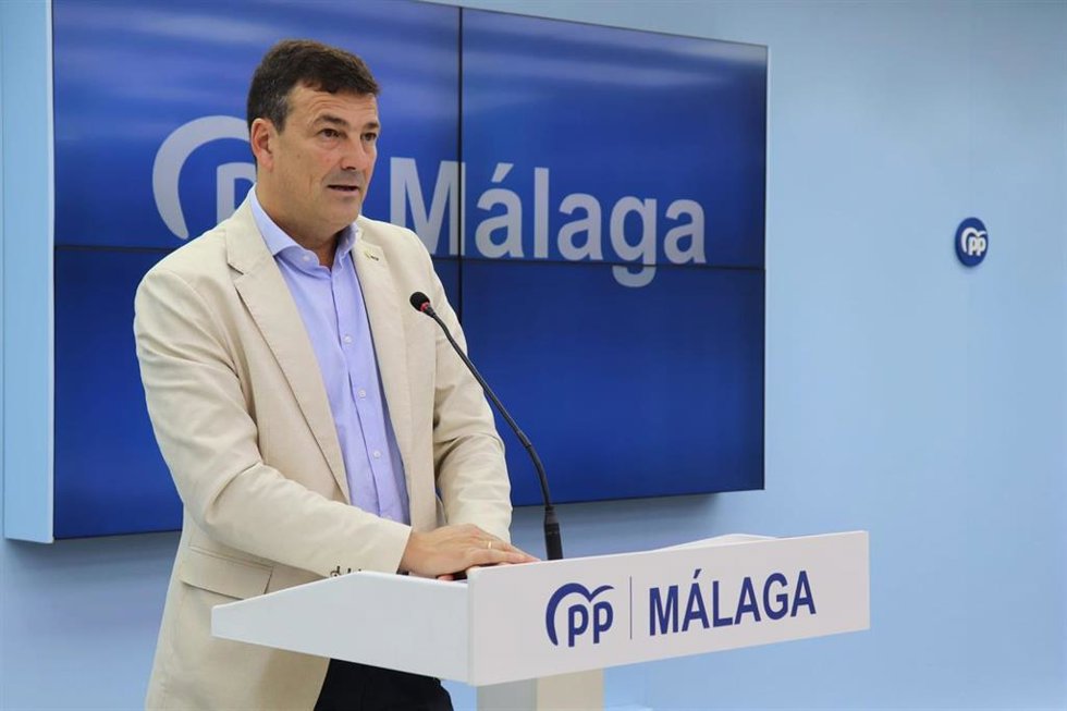 El diputado del PP por Málaga, Cristóbal Garre, afirma que el Gobierno de Sánchez "sólo acierta cuando rectifica" y afirma que la crisis ferroviaria es "un ejemplo más del agravio a Málaga"
