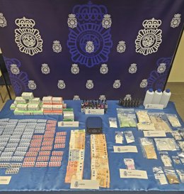 Incautación de drogas, dinero y otros efectos durante la desarticulación de un punto de venta de sustancias estupefacientes que operaba en el barrio gijonés del Natahoyo.