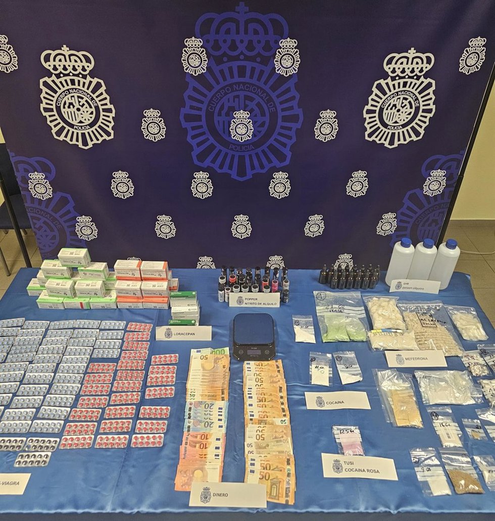 Incautación de drogas, dinero y otros efectos durante la desarticulación de un punto de venta de sustancias estupefacientes que operaba en el barrio gijonés del Natahoyo.