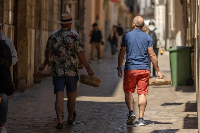Archivo - Dos turistas en una calle de Palma.