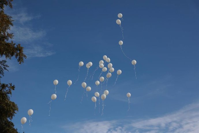 Archivo - Amigos de la familia fallecida en el accidente de Adamuz soltaron globos blancos tras la misa funeral celebrada en su memoria, en la capilla ardiente instalada en el Pabellón de Deportes de Aljaraque (Huelva), el 22 de enero.