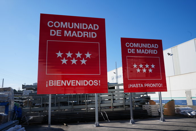 Señales de bienvenida en las vías de acceso a Madrid