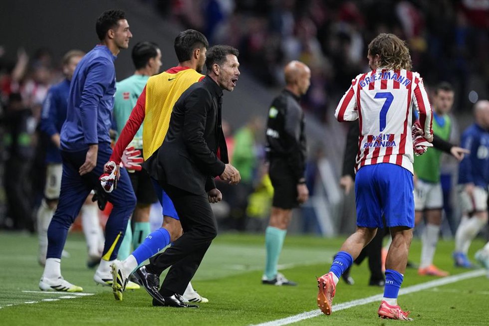 Archivo - El entrenador del Atlético de Madrid, Diego Pablo Simeone, con el francés Antoine Griezmann.