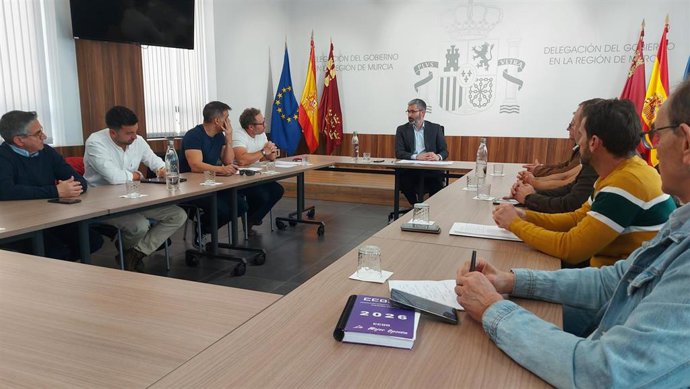 Representantes sindicales de los bomberos del CEIS reunidos con el delegado del Gobierno, Francisco Lucas