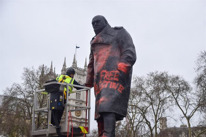 Estatua del ex primer ministro Winston Churchill en Londres tras sufrir varias pintadas.
