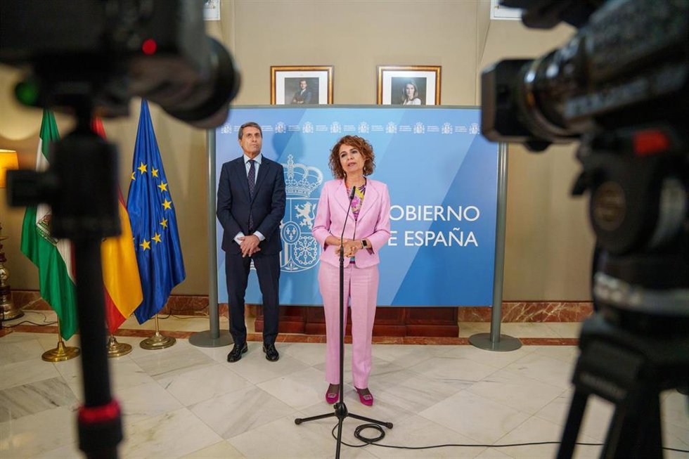 La vicepresidenta primera y ministra de Hacienda, María Jesús Montero, este viernes en declaraciones a los medios en Sevilla.