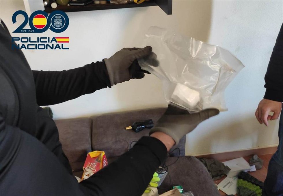 Imagen de un agente de la Policía en la operación 'Manzano'