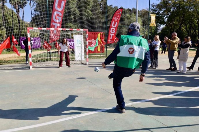 La consejera Loles López ha realizado un penalti simbólico con los ojos vendados, demostrando de manera práctica cómo el deporte puede convertirse en una herramienta de inclusión y sensibilización.