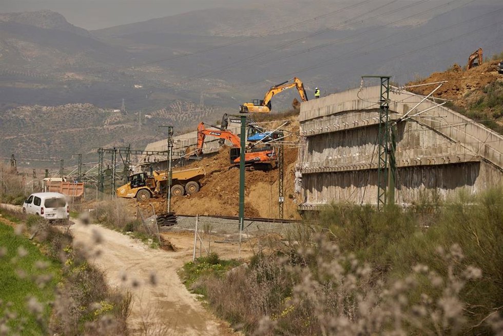 Imágenes de los trabajos que se están llevando a cabo en la vía de Alta Velocidad que une Málaga con Madrid, tras la caída de un muro de contención de cinco metros a la altura del municipio malagueño de Álora