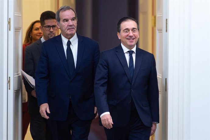 Archivo - El ministro de Asuntos Exteriores, Unión Europea y Cooperación, José Manuel Albares (d), y el secretario general Iberoamericano, Andrés Allamand (i), tras un encuentro, en el Palacio de Viana, a 5 de febrero de 2025, en Madrid (España). Albares 