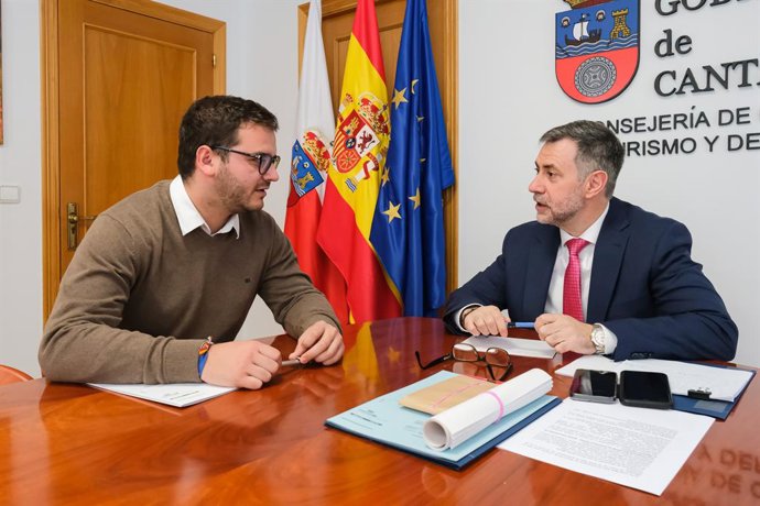 De izda a derecha: El alcalde de Tudanca, Mario González, y el consejero de Cultura, Turismo y Deporte, Luis Martínez Abad