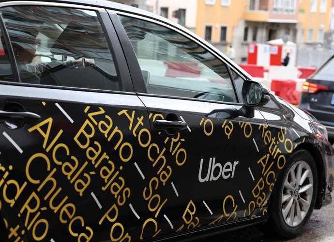 Coche Uber circula por una calle, a 13 de febrero de 2026, en Madrid (España). Uber ha anunciado que lanza la plataforma ‘Mujeres Conductoras’ a través de la cual sus trabajadoras podrán aceptar únicamente a mujeres y las pasajeras tendrán la opción de vi