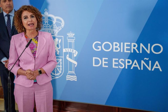 La vicepresidenta primera del Gobierno, María Jesús Montero, atiende a los medios en Sevilla.