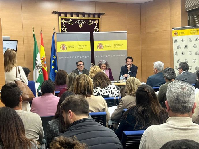 La subdelegada del Gobierno de España en Cádiz, Blanca Flores, en una reunión con alcaldes y alcaldesas de la provincia para informar sobre las ayudas del Ejecutivo central para paliar daños por el temporal.