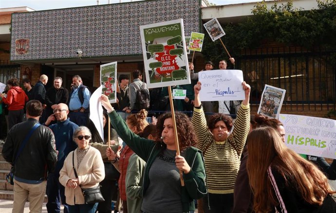 La comunidad docente del IES Híspalis en una concentración por el "cierre inminente" del centro. En imagen de archivo.