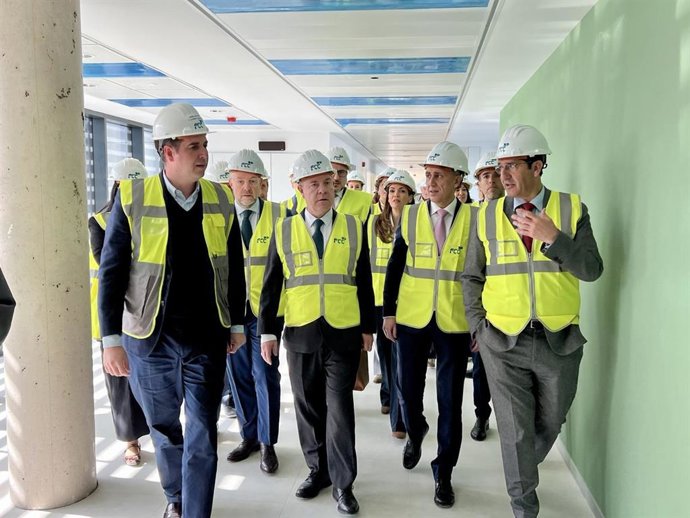 Visita del presidente regional, Emiliano García-Page, a las obras del hospital de Puertollano.