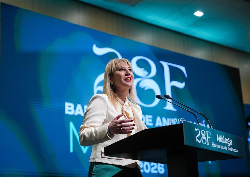 La consejera de Economía, Hacienda, Fondos Europeos y Diálogo Social y portavoz de la Junta de Andalucía, Carolina España, interviene en el acto de entrega de las Banderas de Andalucía en la provincia de Málaga.