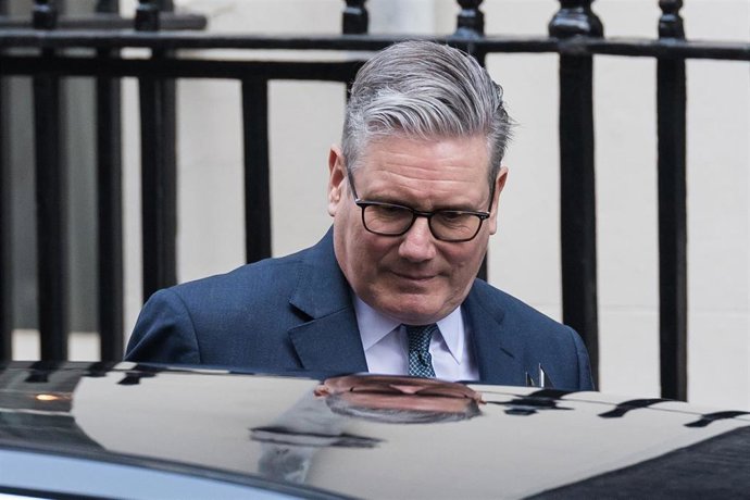 El primer ministro británico, Keir Starmer, sale de Downing Street camino de la Cámara de los Comunes.