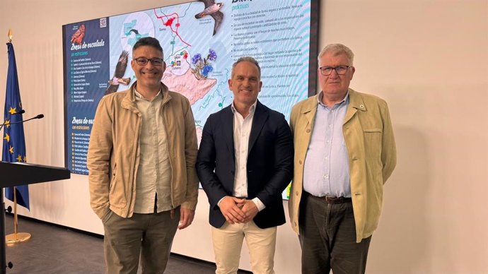 El delegado territorial de Sostenibilidad y Medio Ambiente de la Junta, Rafael Martínez (centro), en la presentación del Folleto de Escalada de las Sierras Subbéticas.
