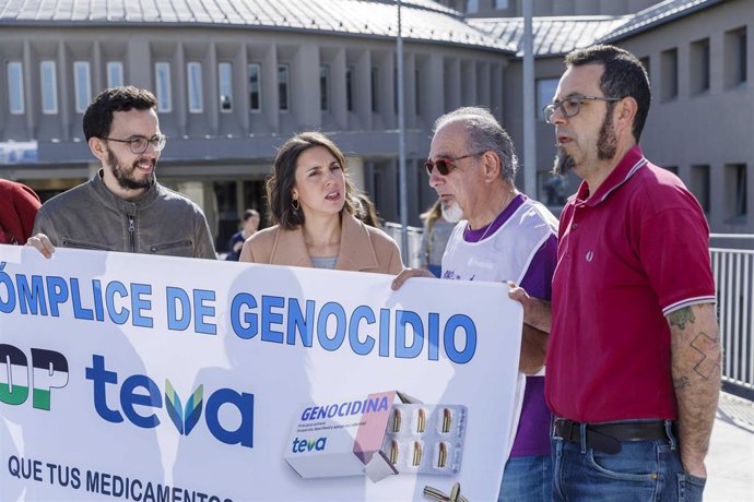 La secretaria política y eurodiputada de Podemos, Irene Montero (2i), y el candidato de Podemos-Alianza Verde a la Presidencia de la Junta, Miguel Ángel Llamas (1i), durante una concentración por la sanidad pública, a 27 de febrero de 2026, en Segovia