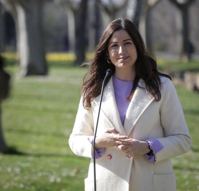 La consejera municipal de Medio Ambiente y Movilidad, Tatiana Gaudes, en rueda de prensa en el Parque Grande.