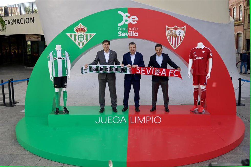 Foto institucional de los presidente del Real Betis, Ángel Haro, de la Diputación, Javier Fernández, y del Sevilla FC, José María del Nido Carrasco, en Las Setas, previa al derbi que se disputa el domingo 1 de marzo en La Cartuja.