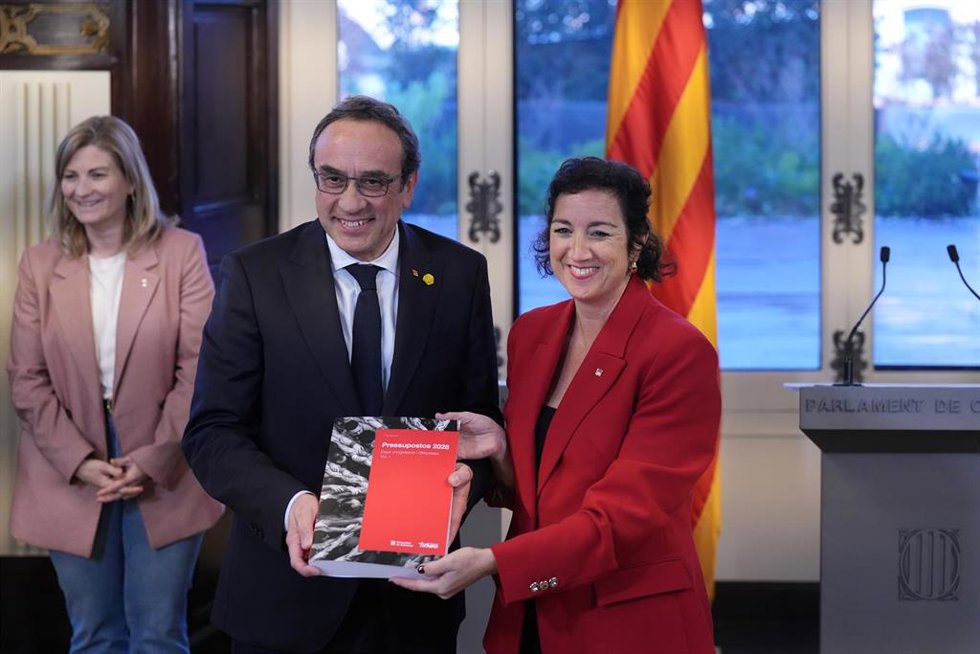 La consellera de Economía Alícia Romero entrega al presidente del Parlament Josep Rull el Proyecto de ley de presupuestos de la Generalitat, a 27 de febrero de 2026, en Barcelona, Cataluña (España).