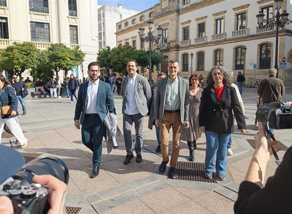 Antonio Maíllo (2 dcha.), junto a Rosa Rodríguez (dcha.) y otros cargos públicos y orgánicos de IU, recorre la Plaza de las Tendillas de Córdoba.