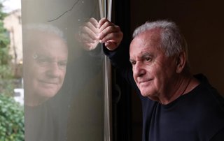 El cantante Víctor Manuel posa para Europa Press, a 2 de febrero de 2026, en Madrid (España). El cantautor y productor musical español se ha convertido durante su carrera en una figura clave de la canción de autor y de la música popular en España con tema