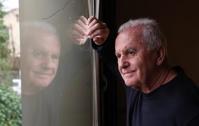 El cantante Víctor Manuel posa para Europa Press, a 2 de febrero de 2026, en Madrid (España). El cantautor y productor musical español se ha convertido durante su carrera en una figura clave de la canción de autor y de la música popular en España con tema