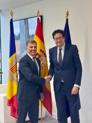 Los ministros Marc Rossell y Óscar López durante su encuentro el pasado mes de enero.