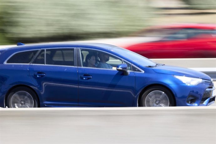 Archivo - Circulación de vehículos fluida en la autovía A-3, a 30 de julio de 2023, en Madrid (España). Tráfico ha previsto para el fin de semana nueve millones de desplazamientos por carretera, y más de 49 millones en todo el mes de agosto. Hoy, domingo 