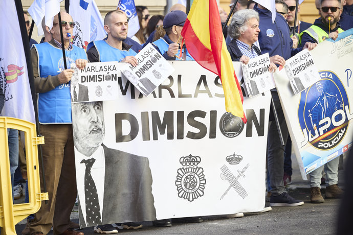 Varias personas durante una protesta contra el ministro del Interior, Fernando Grande-Marlaska, y del director general de la Policía Nacional, Francisco Pardo Piqueras, ante la sede del Ministerio del Interior, a 23 de febrero de 2026, en Madrid (España).