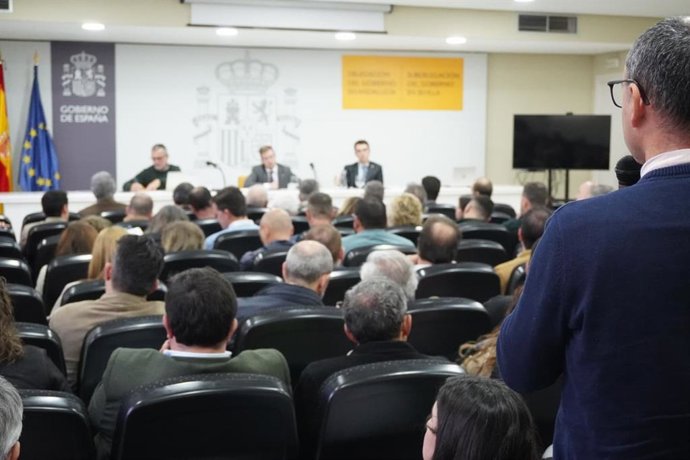 Reunión del subdelegado del Gobierno en Sevilla, Francisco Toscano, con los ayuntamientos de la provincia