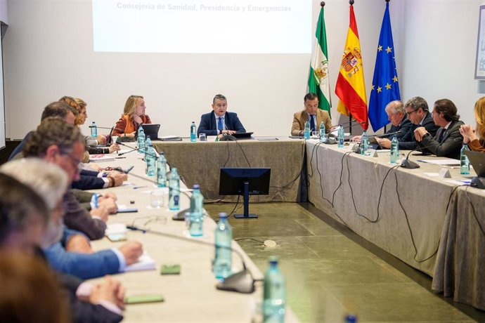 El consejero de Sanidad, Presidencia y Emergencias, Antonio Sanz (c), interviene en la reunión del (CATA).  A 27 de febrero de 2026 en Sevilla, Andalucía (España).  