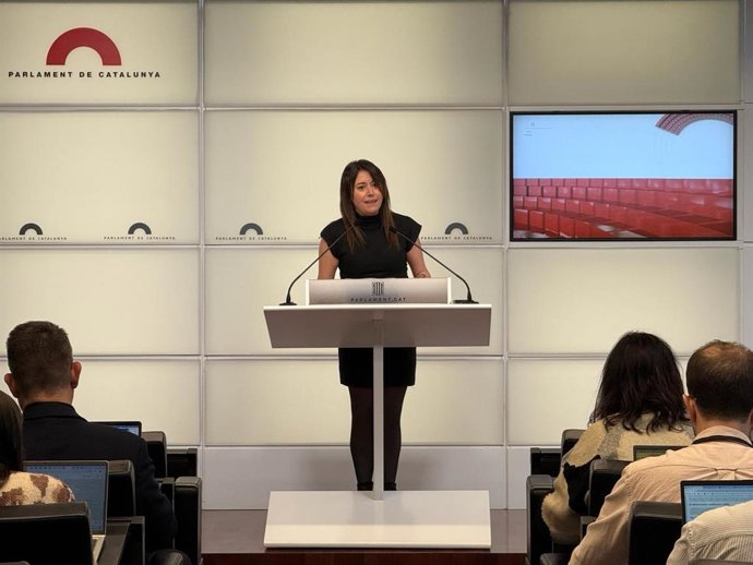 La diputada de la CUP Laure Vega en una rueda de prensa en el Parlament