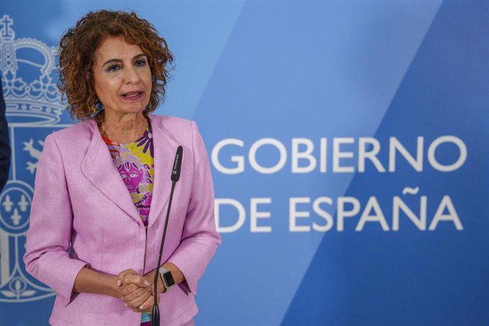 La vicepresidenta primera y ministra de Hacienda, María Jesús Montero, este viernes en declaraciones a los medios en Sevilla. 