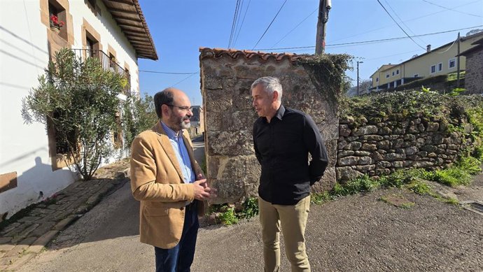 El concejal de Obras Públicas, José Luis Urraca, y el presidente de la Junta Vecinal de Viérnoles, Eduardo Trueba