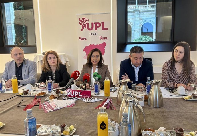 La candidata de UPL a la Presidencia de la Junta, Alicia Gallego (centro), acompañada por los candidatos que encabezan la lista de UPL a las Cortes.