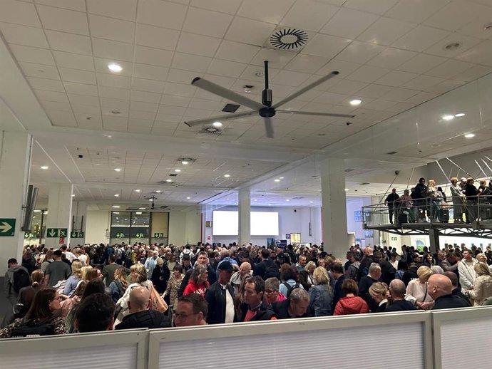 El presidente de Turismo Costa del Sol ha criticado al Gobierno de España por "retraso y falta de medios" en la reparación del corte de la vía del AVE en Álora, como por "falta de diligencia e ineficacia" en los controles de seguridad del aeropuerto.